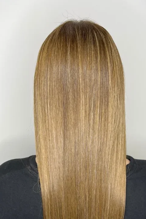 Cabello castaño claro después del tratamiento con proteínas líquidas