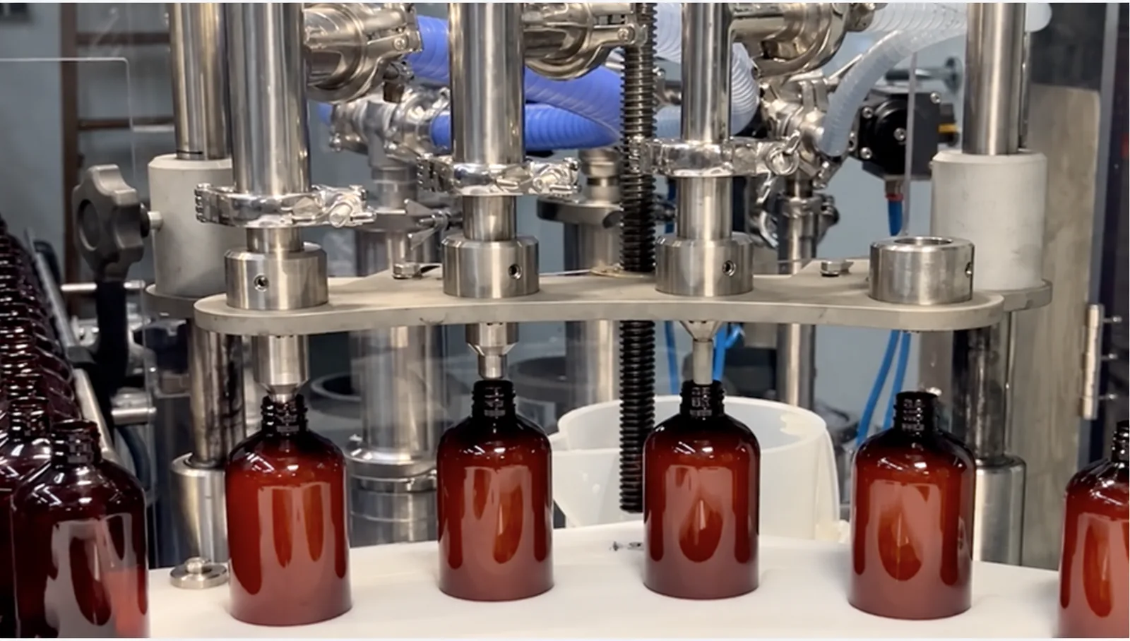 Línea de llenado de frascos ámbar en la fábrica Click Beauty de Gemieira